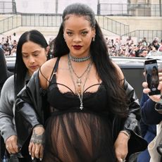 rihanna-maternity-outfits-298259-1646166484427-square