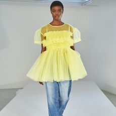 how-to-wear-neon-clothes-298624-1647537218822-square