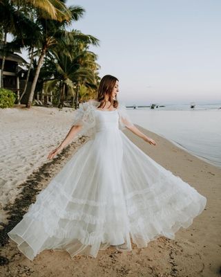 best-beach-wedding-dresses-300842-1656539072669-image