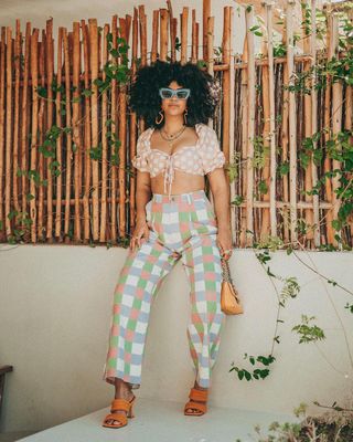 printed-jeans-outfit-ideas-301005-1657198313788-image