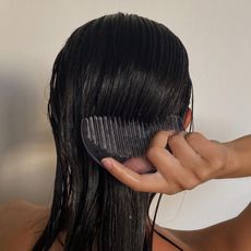 how-to-wash-hair-301484-1689940293489-square