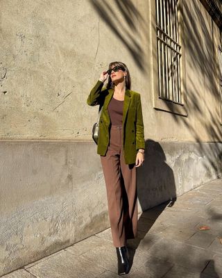 how-french-women-style-blazers-302749-1664434624451-image
