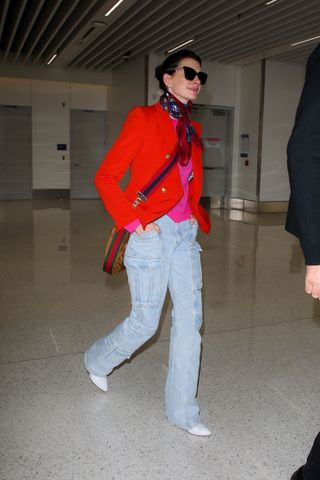 anne-hathaway-airport-outfit-303201-1666621215638-main