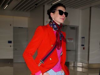 anne-hathaway-airport-outfit-303201-1666621431746-main