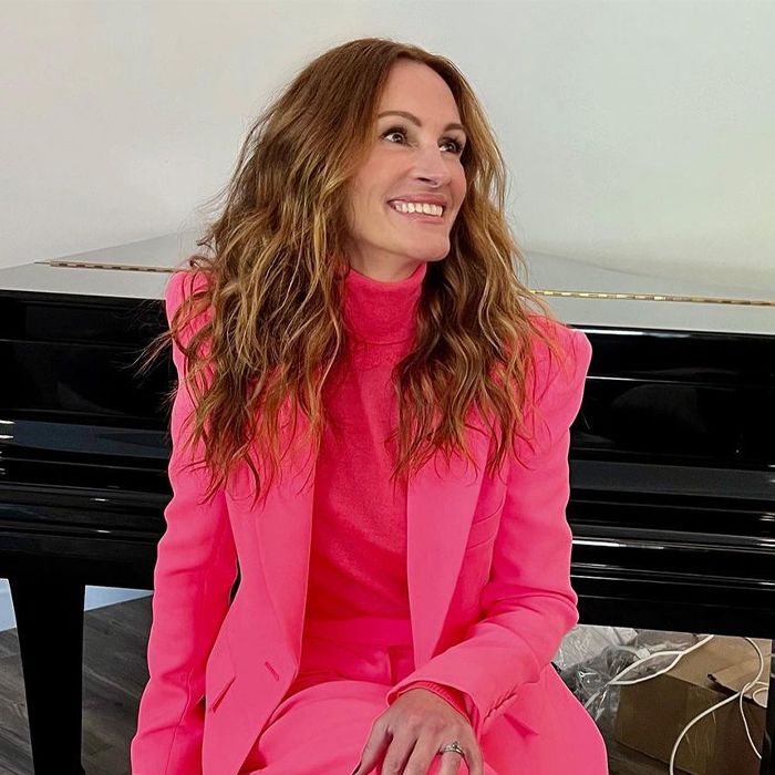 julia roberts re-wears pink dress and accessories with expensive necklace Julia Roberts Rewears Ultra-Plunging Pink Dress With $243,000 Necklace