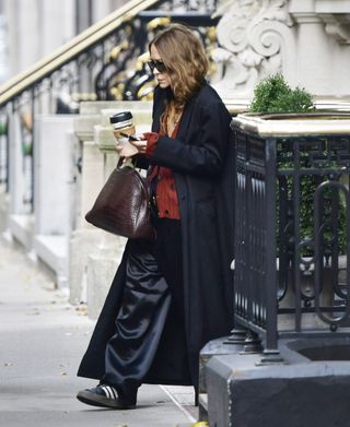 mary-kate-and-ashley-olsen-sneakers-303344-1667233614798-main