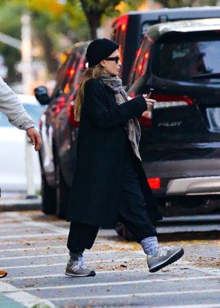 mary-kate-and-ashley-olsen-sneakers-303344-1667253889485-main