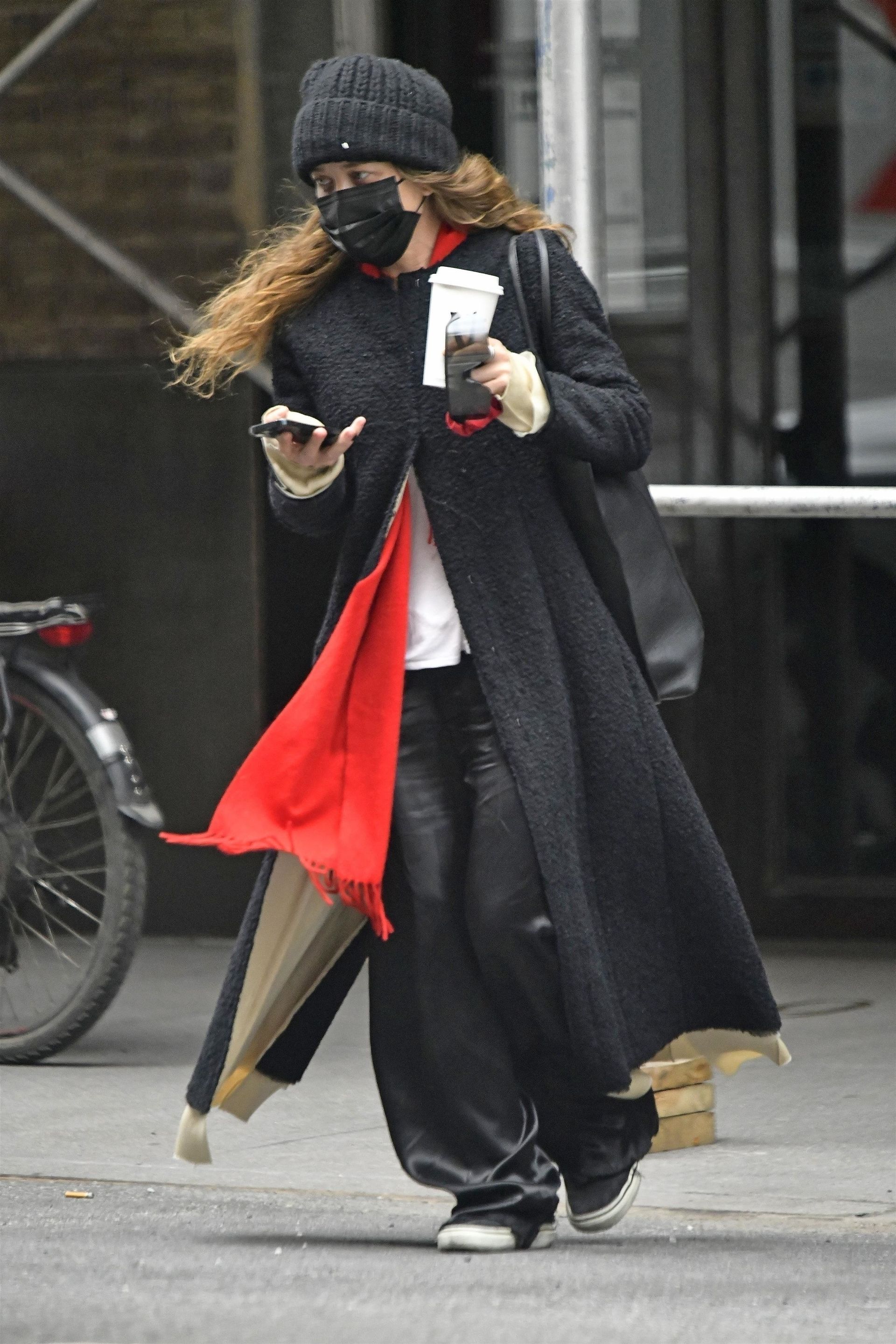 5 Sneakers That Mary-Kate and Ashley Olsen Wear on Repeat | Who What Wear