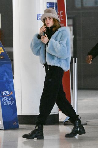 cara-delevingne-airport-outfit-303511-1667593434661-main