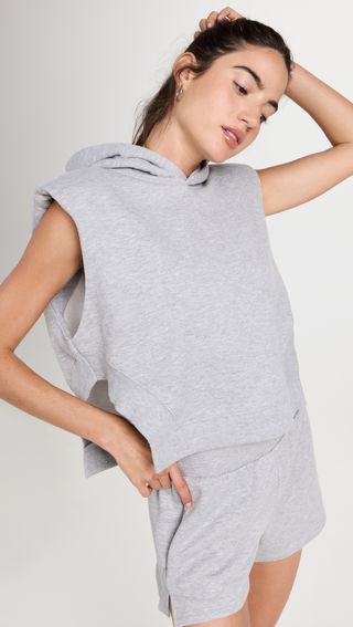 ALO + Cropped Headliner Shoulder Pad Sleeveless Tee