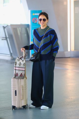 airport-sneaker-outfit-303761-1668614134174-main