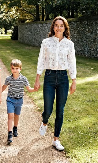 kate-middleton-christmas-card-2022-jeans-and-sneakers-304494-1670972096251-image