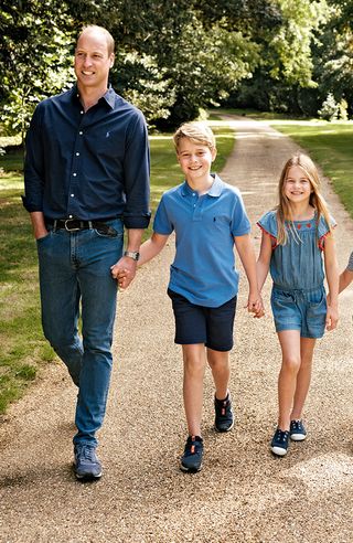 kate-middleton-christmas-card-2022-jeans-and-sneakers-304494-1670972097624-image