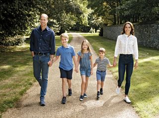 kate-middleton-christmas-card-2022-jeans-and-sneakers-304494-1670972098549-image