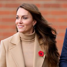 kate-middleton-christmas-card-2022-jeans-and-sneakers-304494-1670972703685-square