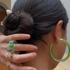 how-to-french-hair-pin-304748-1675765608111-square