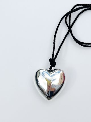 Lisa Says Gah + Puffy Heart Necklace in Silver/Black