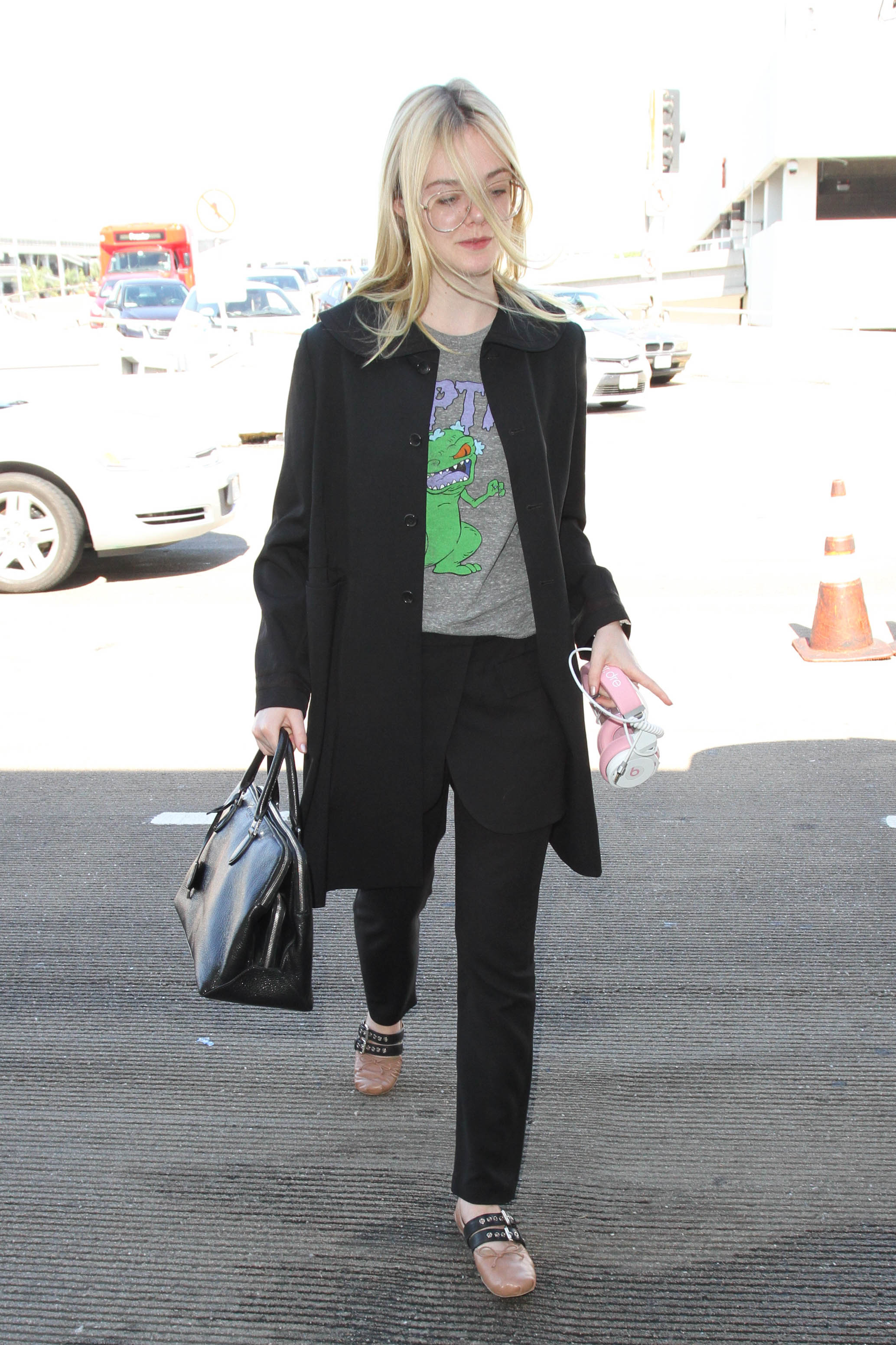 celebrity-airport-shoe-trend-305087-1674626147637-main