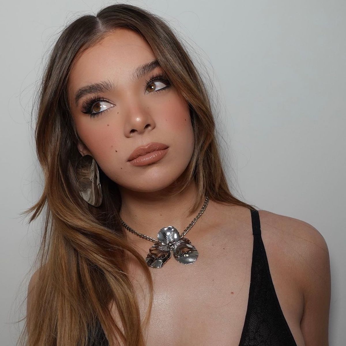 Hailee Steinfeld Shares Her 5 Minute Makeup Routine Who What Wear 0855