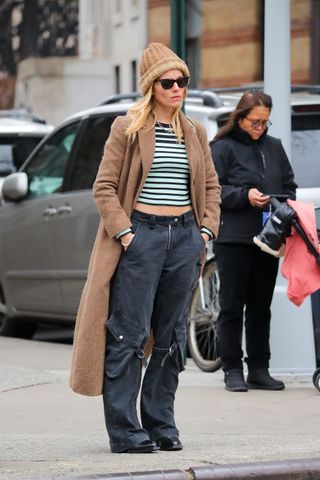 sienna-miller-relaxed-jean-outfit-305497-1676161860529-image