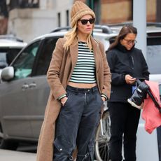 sienna-miller-relaxed-jean-outfit-305497-1676162011952-square