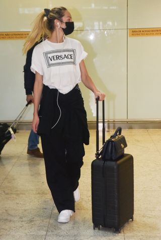 candice-swanepoel-airport-outfit-305503-1676053156313-image