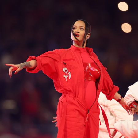 rihanna-super-bowl-makeup-305531-1676302295658-square