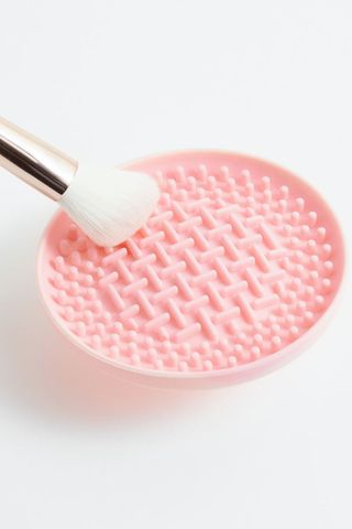 H&M + Handheld Make-Up Brush Cleaner