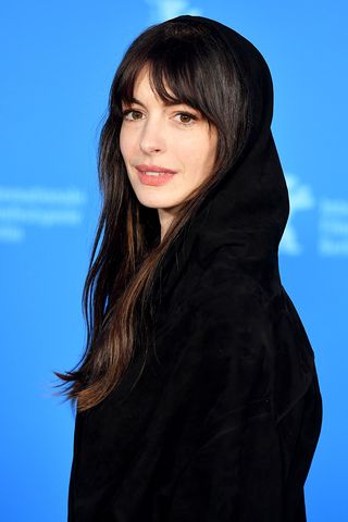 hooded-dress-trend-anne-hathaway-305622-1676602521495-image