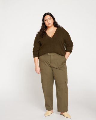 Universal Standard + Karlee Stretch Cotton Twill Cargo Pants in Ivy