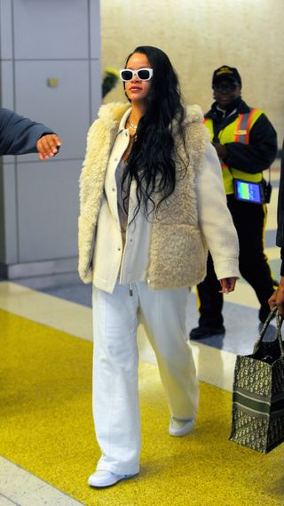 celebrity-airport-sneakers-306769-1681764681467-image