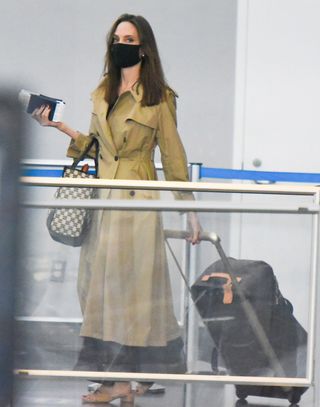 angelina-jolie-airport-outfits-307512-1685123683191-image