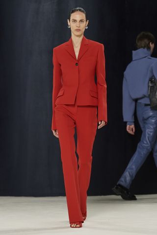 how-to-wear-red-308640-1690951860338-main