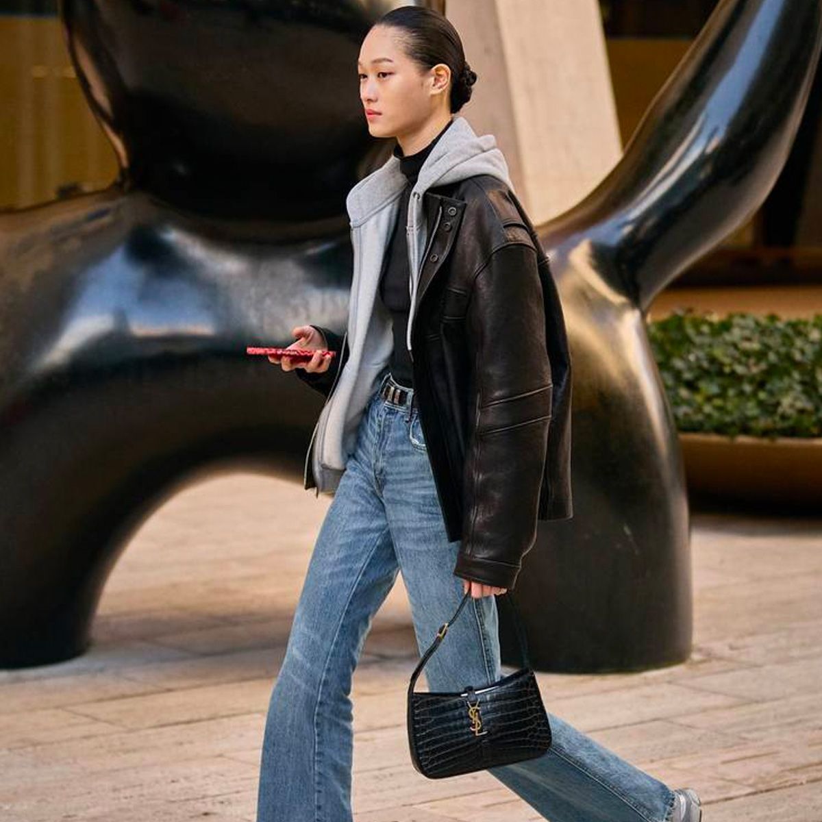 12 Cool Black-Jeans Outfits That Are Officially Trend-Proof  Black mom jeans  outfit, Straight jeans outfit, Black jeans outfit fall