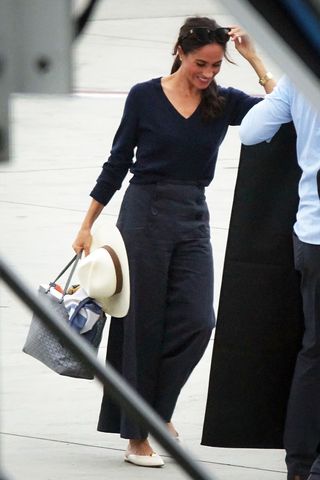 meghan-markle-travel-outfit-309377-1694551677602-main