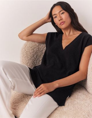 The White Company + Cashmere V-Neck Extended Shoulder Tee in Black