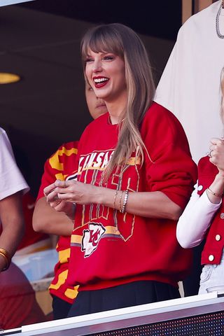 taylor-swift-shoes-chiefs-game-310167-1698083594888-image