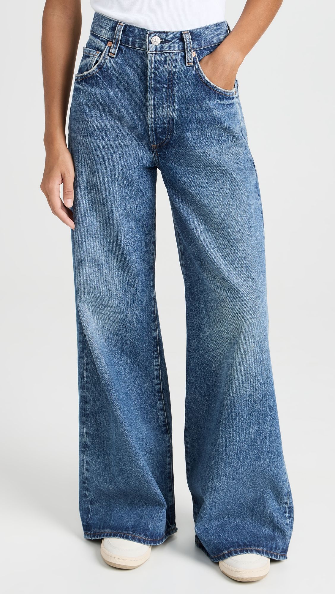 These Great Jeans Are Flying Off Shelves Thanks To Sydney Sweeney - ef9o89s