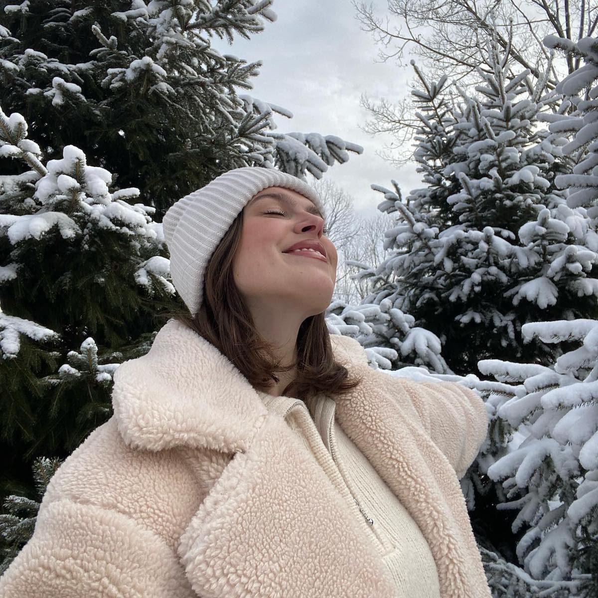 Scarf Hairstyles Winter Look: Cozy, Stylish & Hair Friendly Ideas 16 https://cdn.mos.cms.futurecdn.net/whowhatwear/posts/310880/how-to-get-rid-of-static-hair-310880-1701277134900-main.jpg?utm_source=chatgpt.com