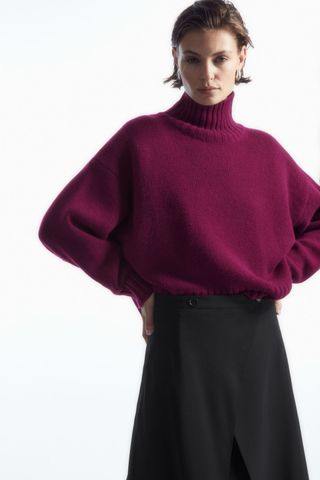 COS + Chunky Pure Cashmere Turtleneck Sweater in Plum