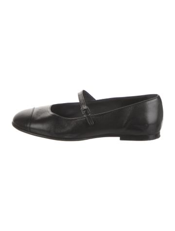 The 7 Biggest Shoe Trends Of 2024 Hands Down Who What Wear The 7 Biggest Shoe Trends Of 2024 Hands Down Who What Wear