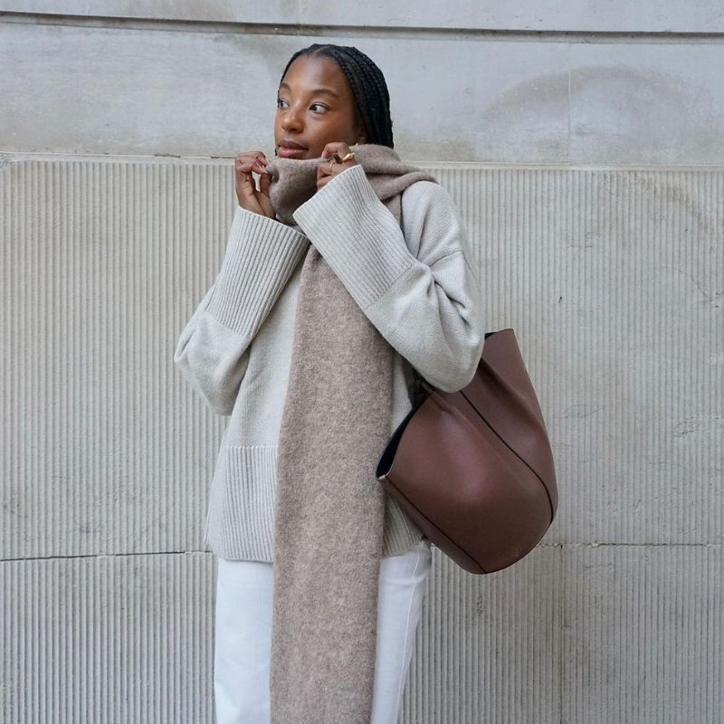 what colour bag with brown dress Brown is having a moment this season, and I'm here for it. I've always found brown to be one of the most quietly elegant colors, especially when worn head-to-toe. This monochrome
