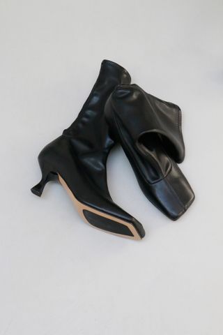 Souliers Martinez + Lola Black Stretch Faux Leather Ankle Boots