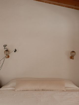 small-bedroom-decor-311396-1706185034027-main