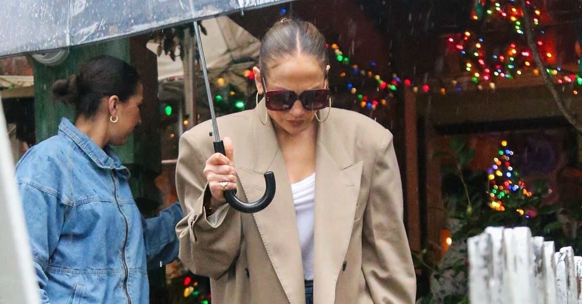 Jennifer Lopez Wore a 2024 Shoe Color Trend | Who What Wear