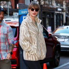 taylor-swift-wearing-leggings-and-sneakers-311651-1705086407910-square