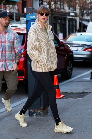 taylor-swift-wearing-leggings-and-sneakers-311651-1705086529487-image