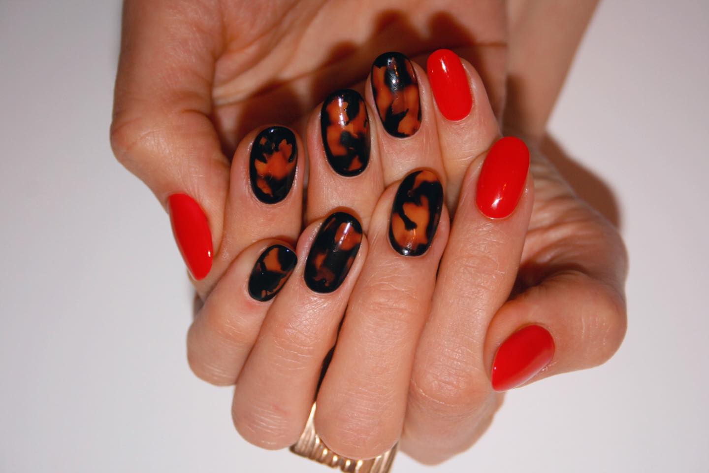 tortoiseshell-nail-vogue-311781-1705921534244-major