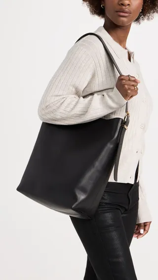 Madewell + The Essential Bucket Tote in Leather