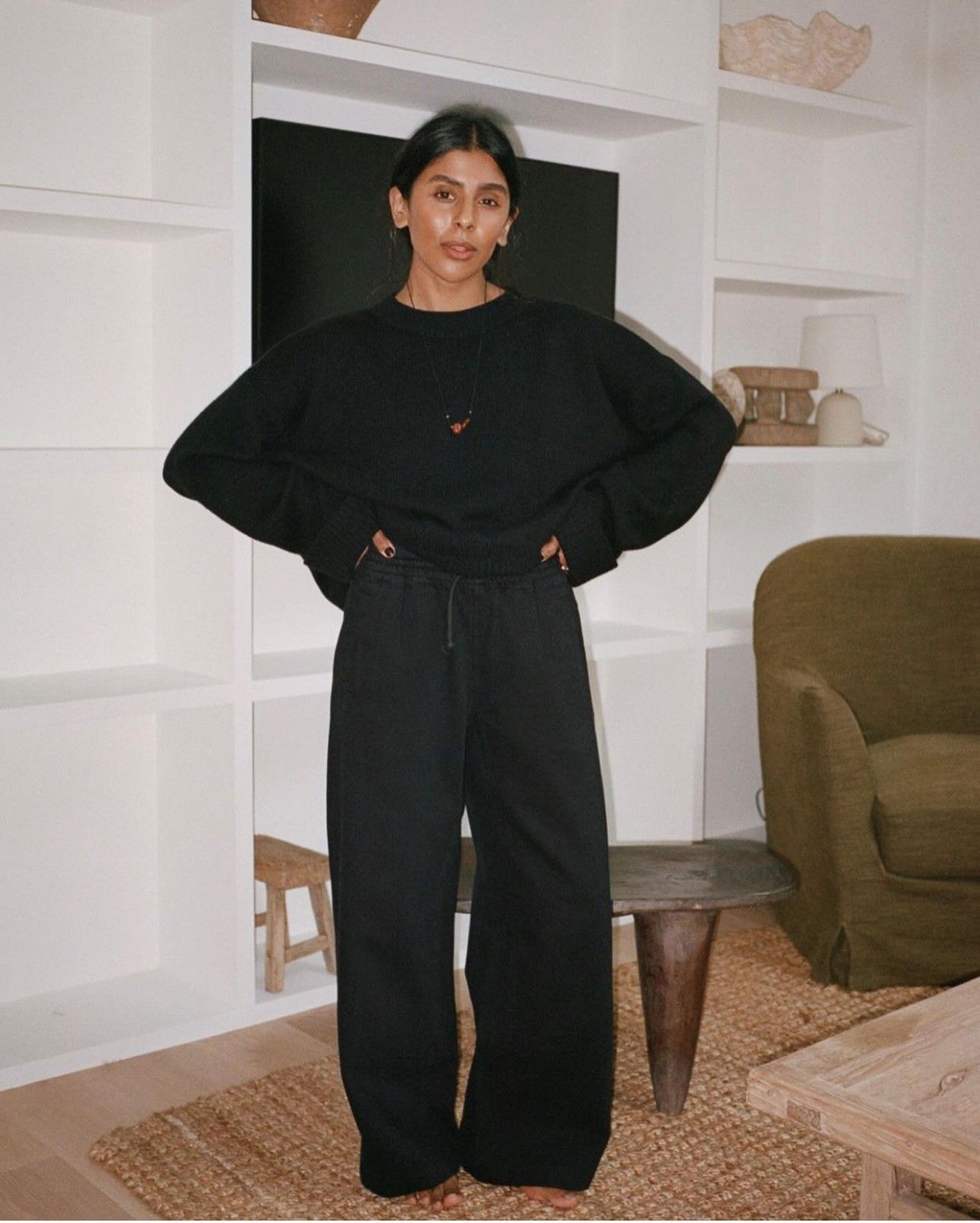 chic-sweatshirt-outfits-312020-1707240860565-main